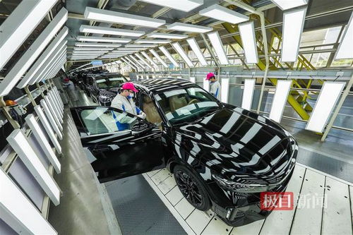 機器人揮臂自動焊接,3分鐘下線一輛整車